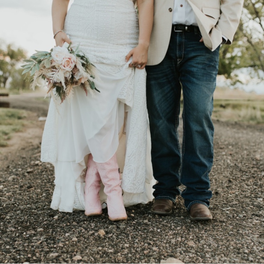 Boho bridal bouquet and matching boutonnière